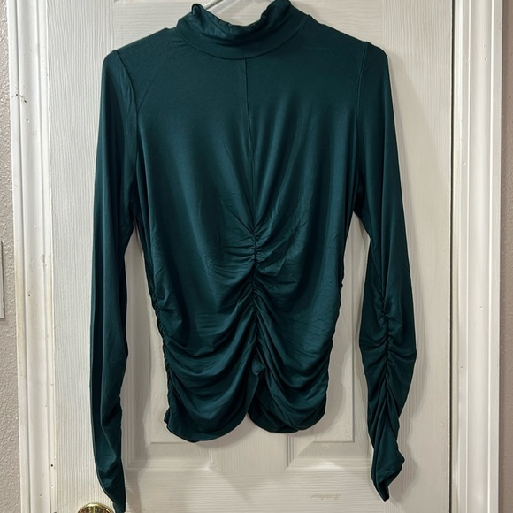 💜 2/$20 Skies Are Blue closed neck, Green Hunter, long sleeves, Medium size top - Picture 1 of 6